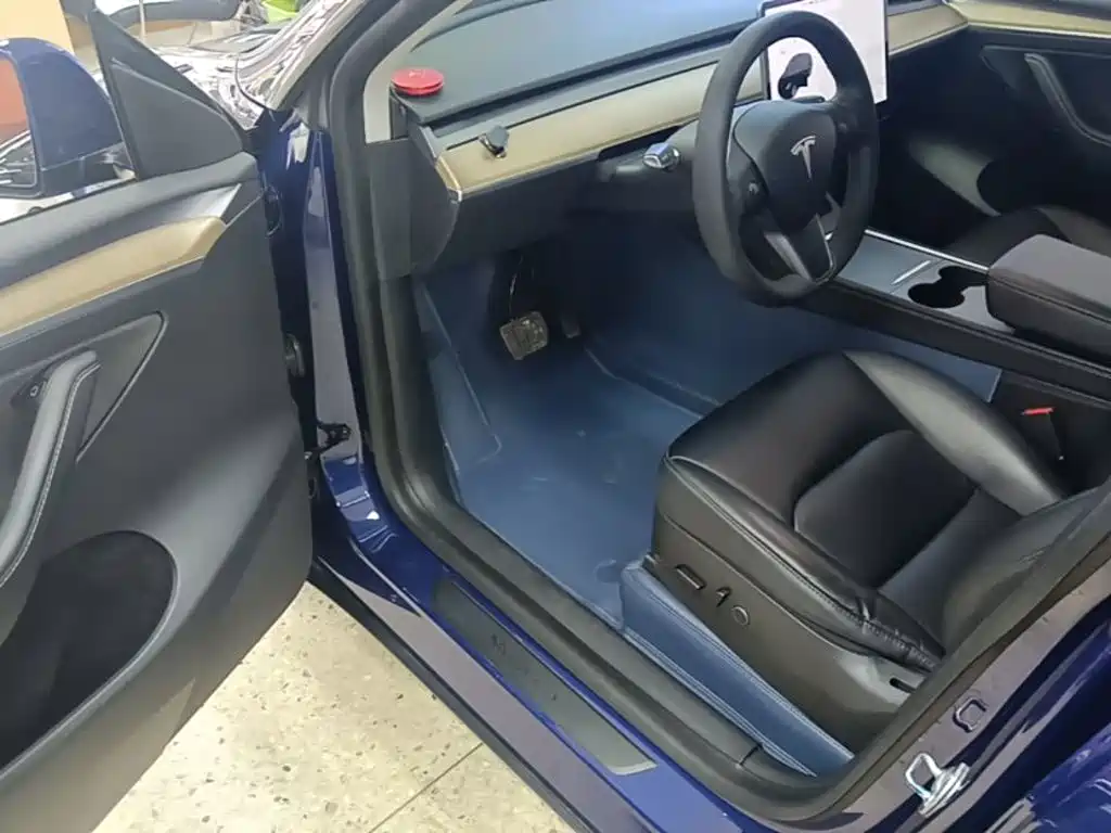 Tesla Model Y — миниатюра 16