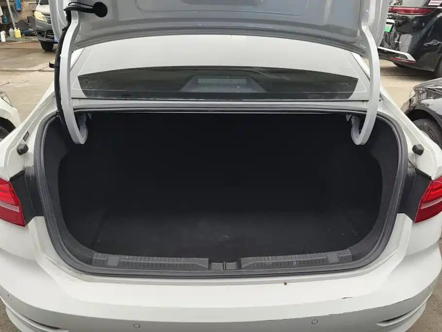 Volkswagen Lavida — миниатюра 4