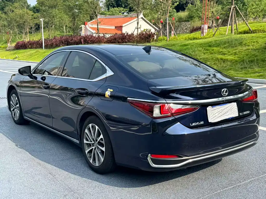 Lexus ES — миниатюра 7