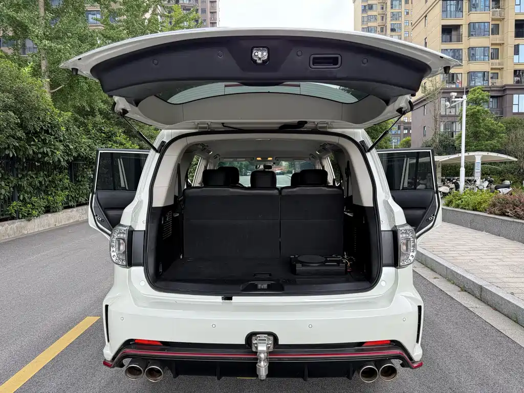 Nissan Patrol — миниатюра 9
