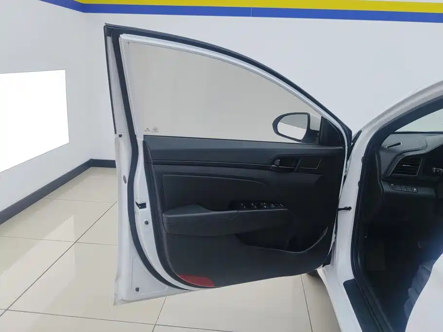 Hyundai Elantra — миниатюра 7