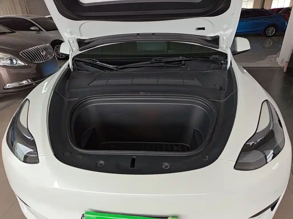Tesla Model Y — миниатюра 20