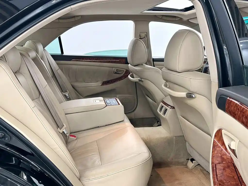 Toyota Crown — миниатюра 9