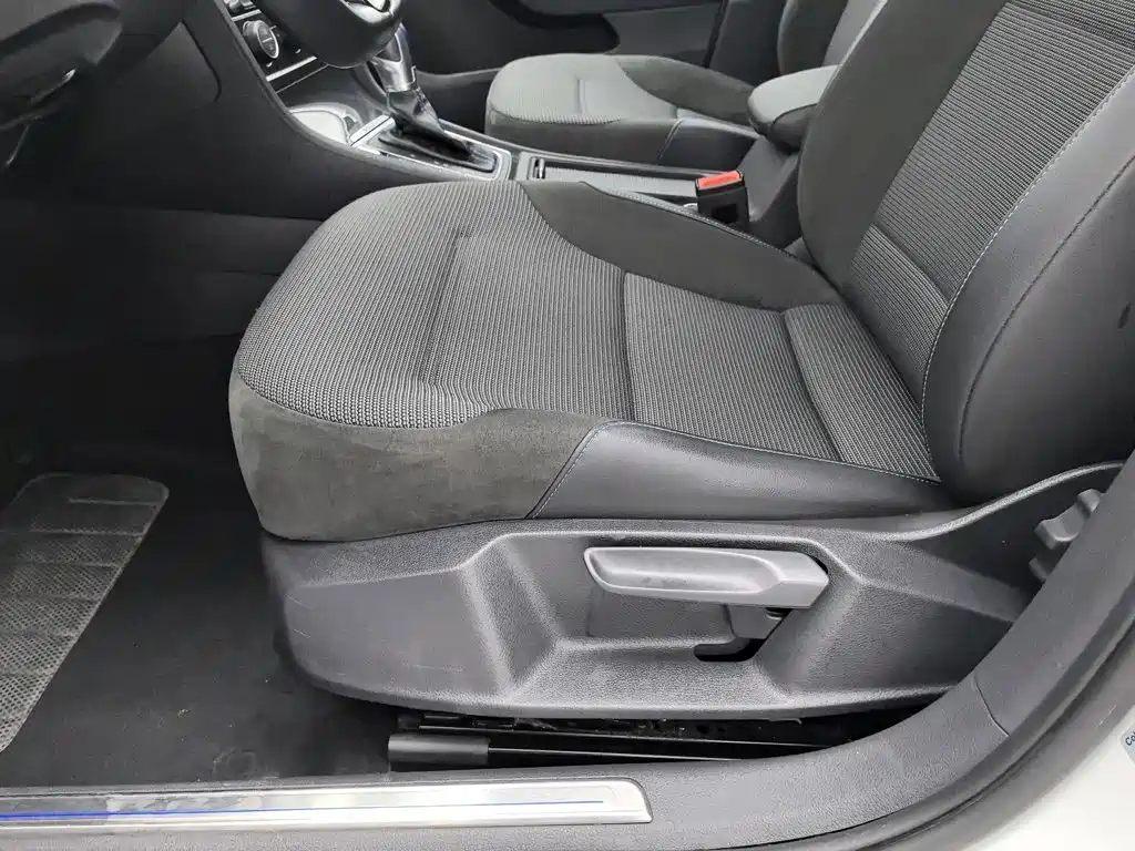 Volkswagen Golf EV — миниатюра 20