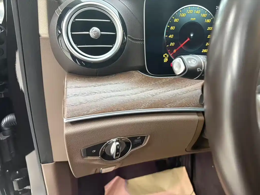 Mercedes-Benz E-Class — миниатюра 24