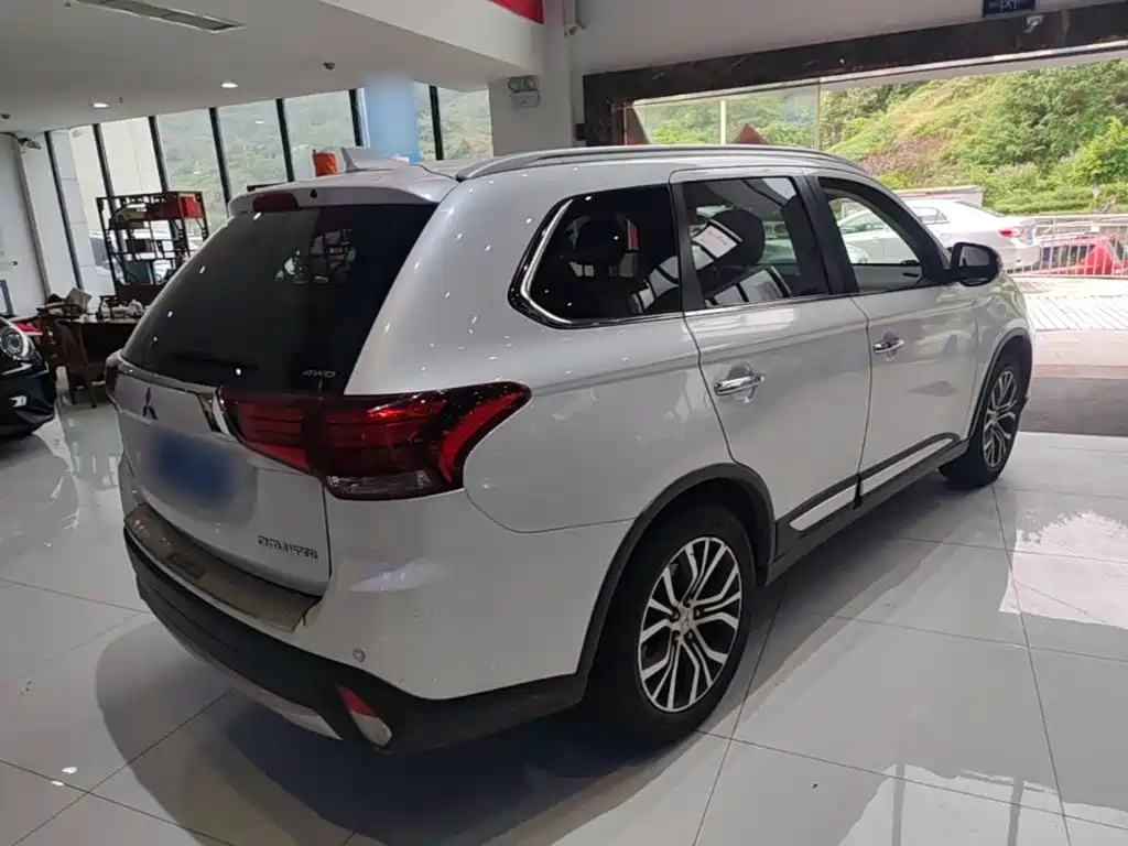 Mitsubishi Outlander — миниатюра 7