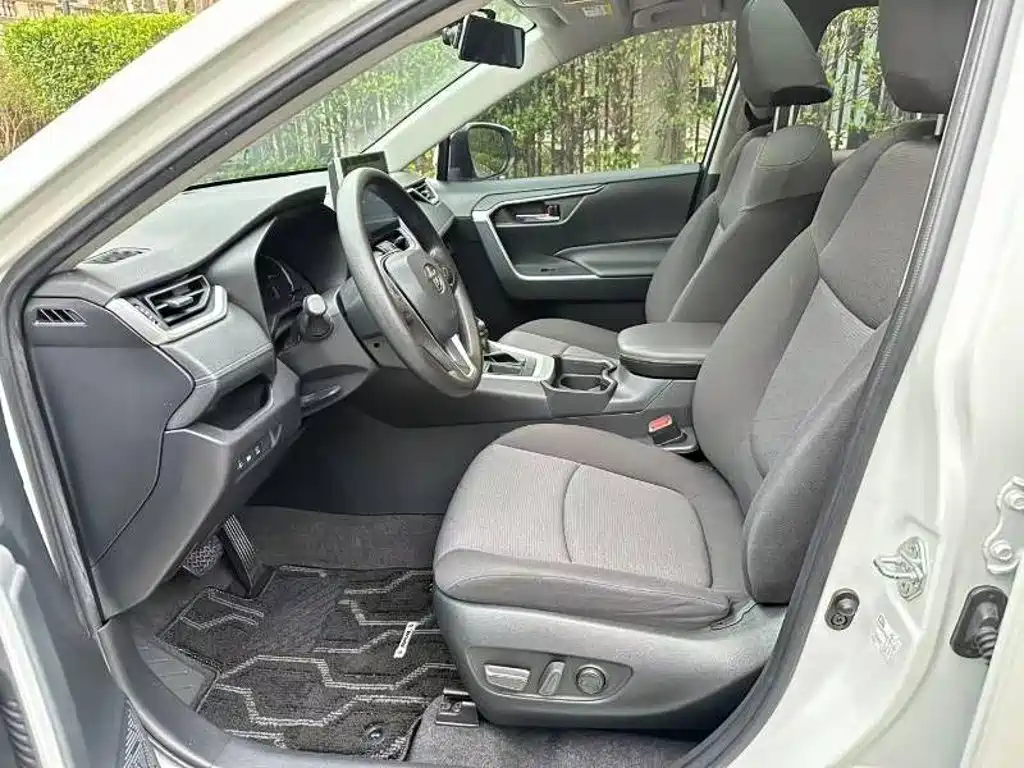 Toyota RAV4 — миниатюра 7