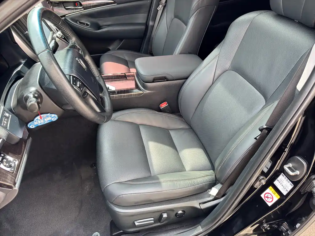 Toyota Crown — миниатюра 7