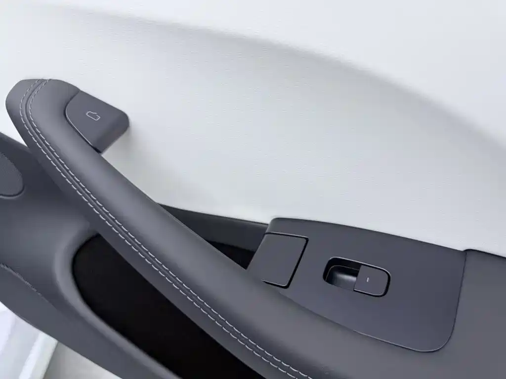 Tesla Model 3 — миниатюра 5