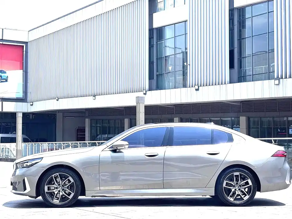 BMW 5 Series — миниатюра 12