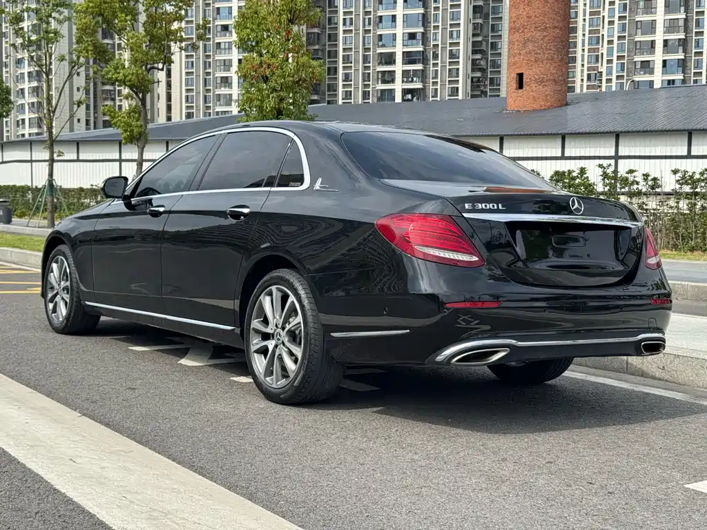 Mercedes-Benz E-Class — миниатюра 17