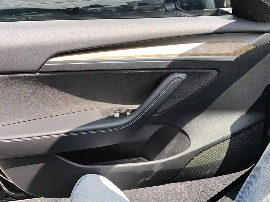 Tesla Model 3 — миниатюра 7