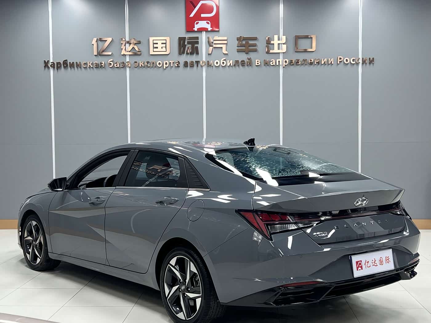 Hyundai Elantra 1.5 л 2022 г. Серебристо-серый, пробег 20000 км