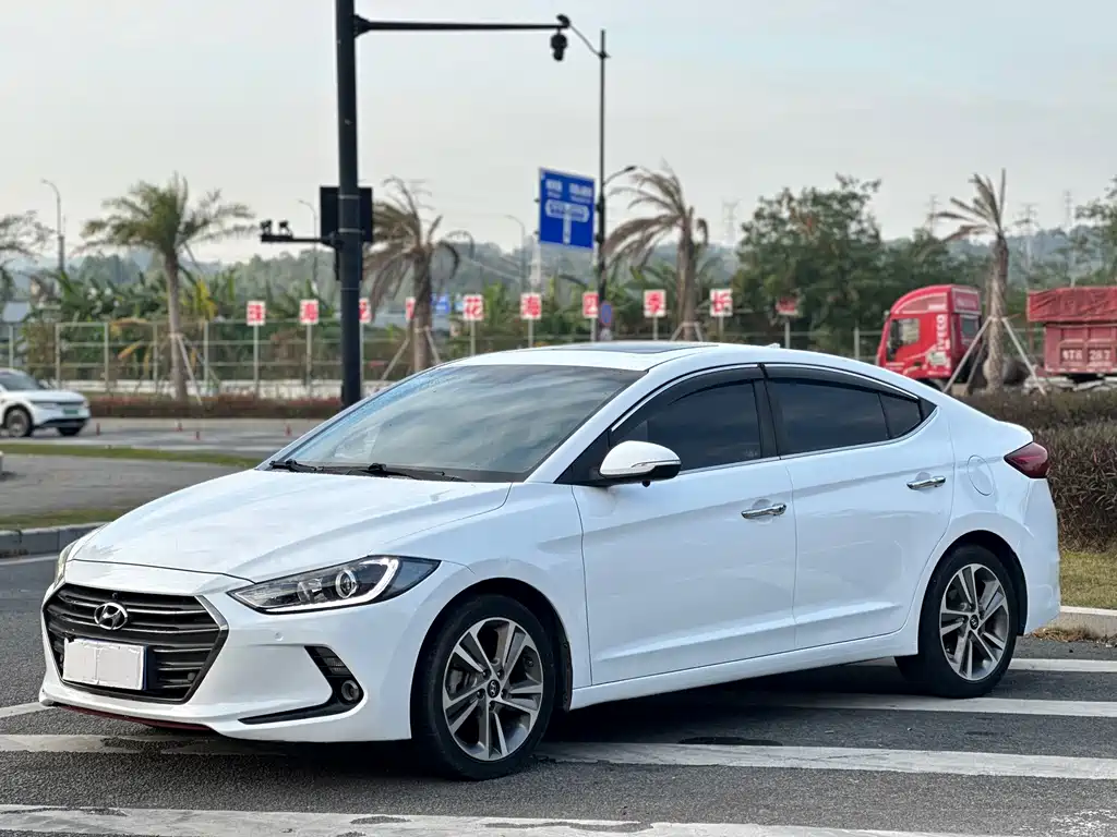 Hyundai Elantra 2016 1.6L Auto Smart Dazzle · Luxury Type