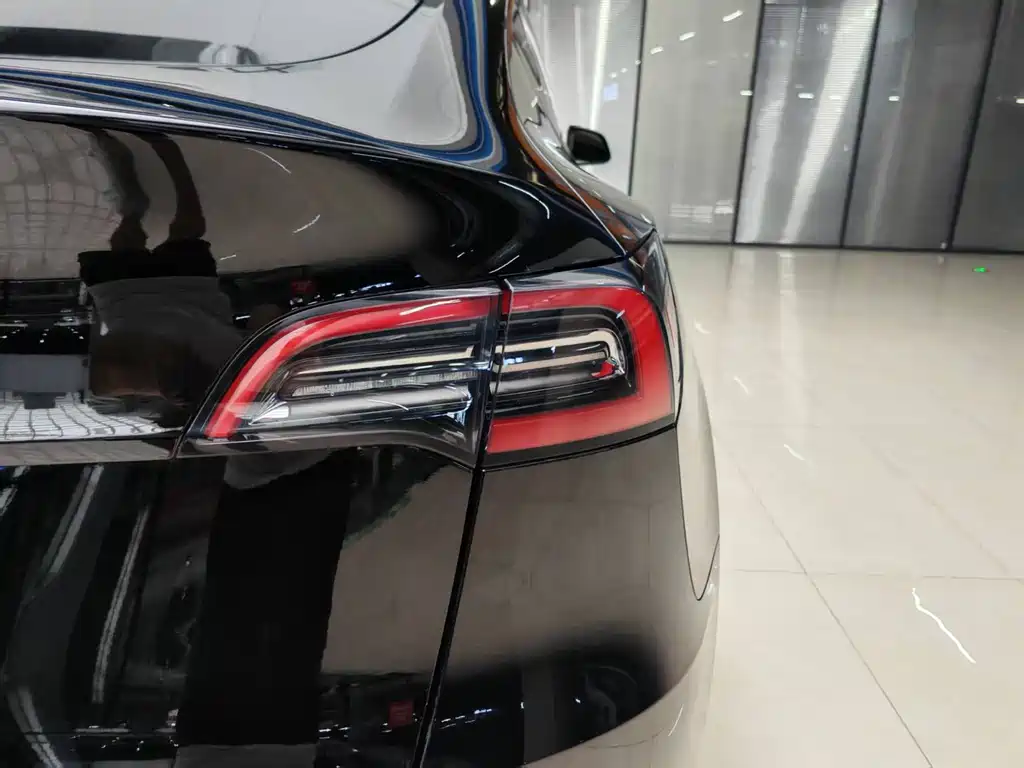 Tesla Model Y — миниатюра 20