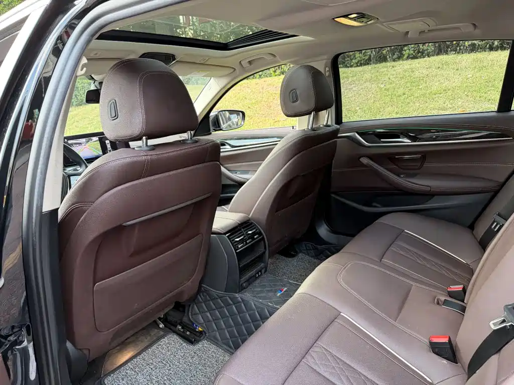 BMW 5 Series — миниатюра 11