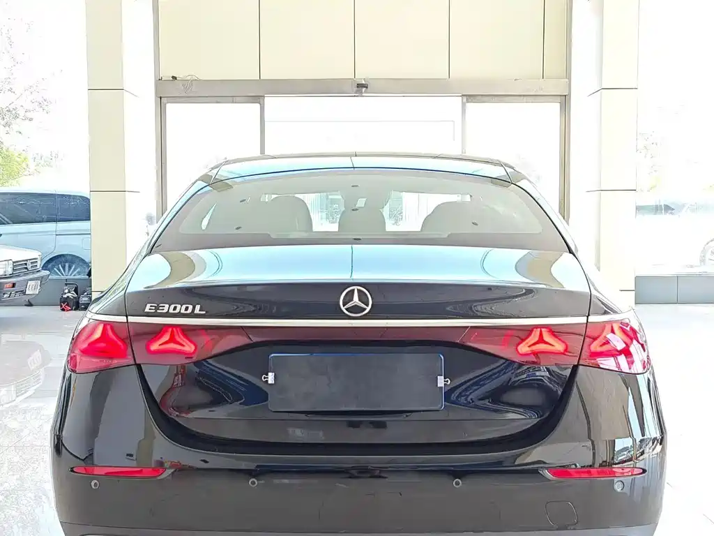 Mercedes-Benz E-Class — миниатюра 8