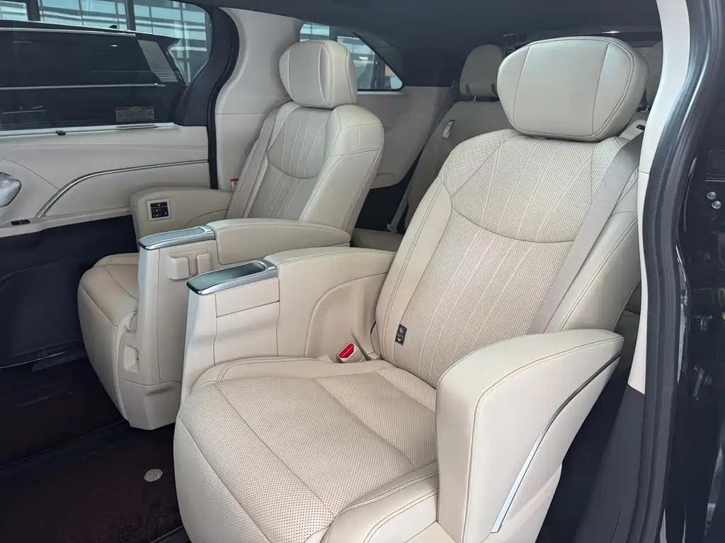 Toyota Granvia — миниатюра 11