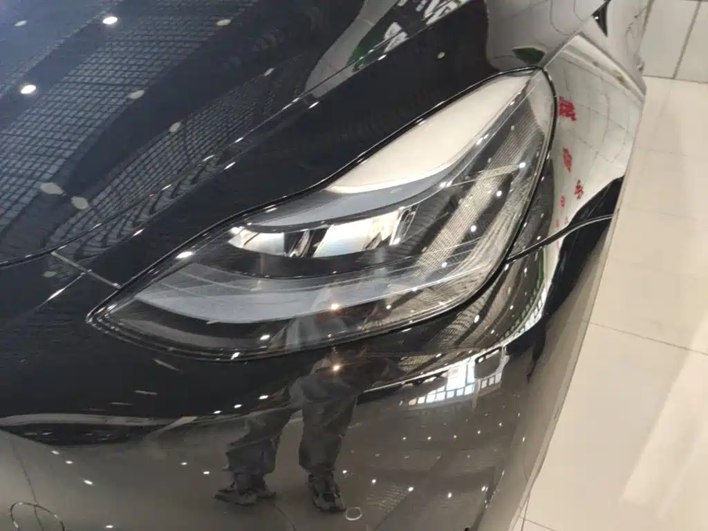 Tesla Model Y — миниатюра 24