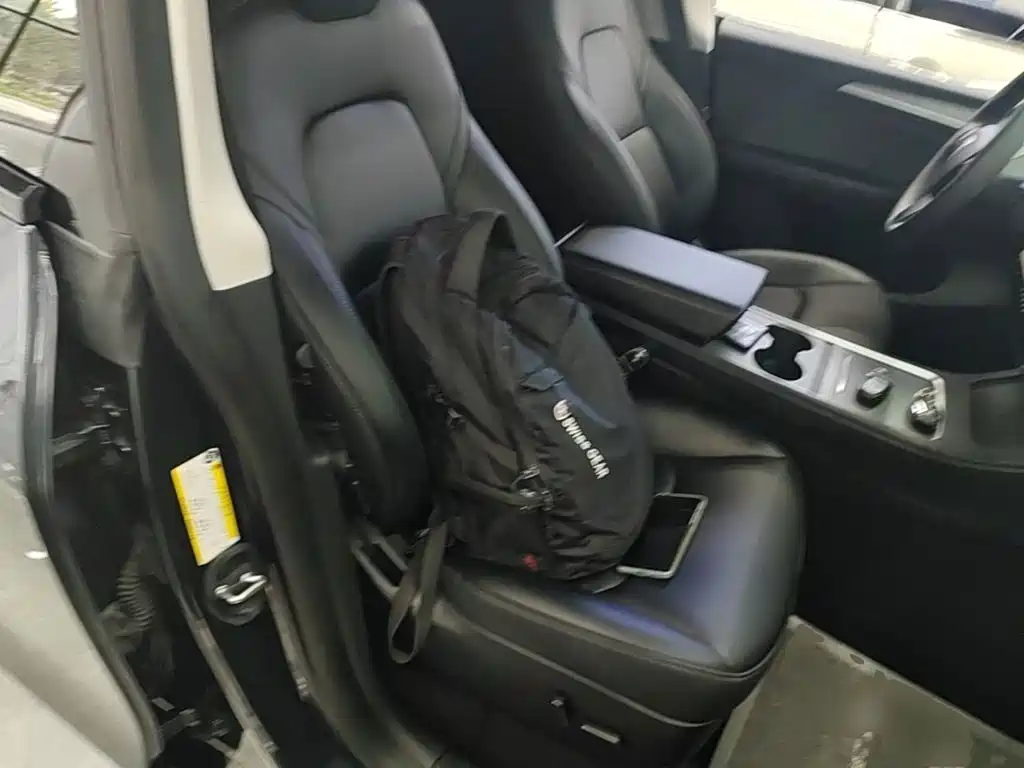 Tesla Model Y — миниатюра 25