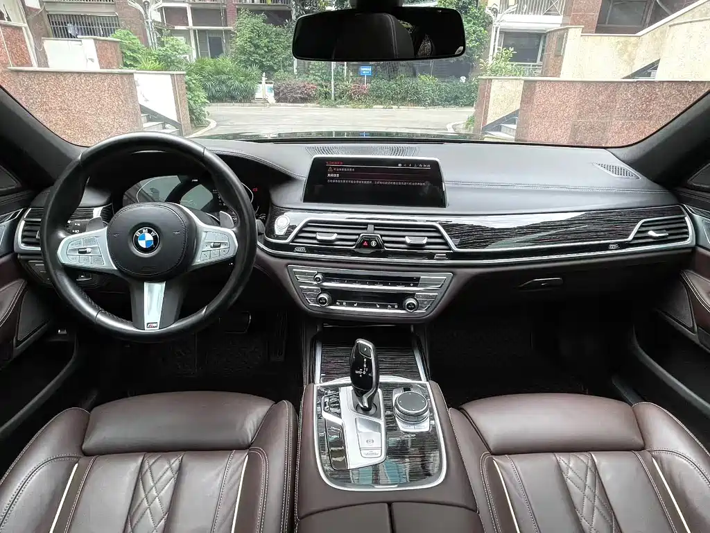 BMW 7 Series — миниатюра 5