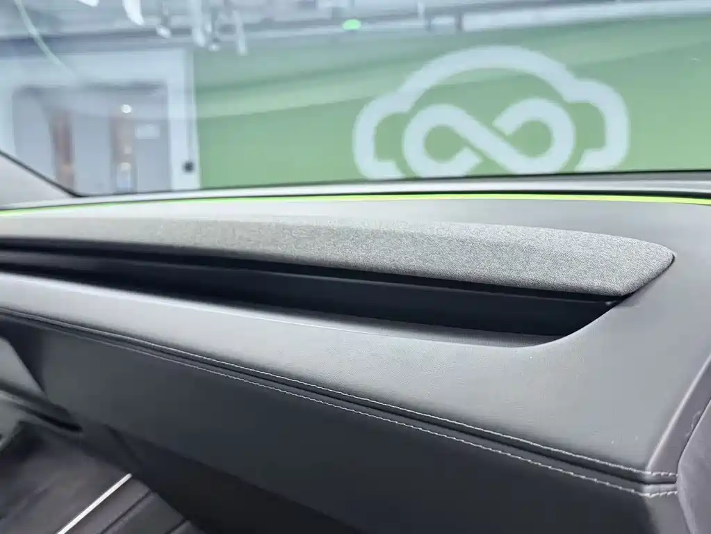 Tesla Model Y — миниатюра 12