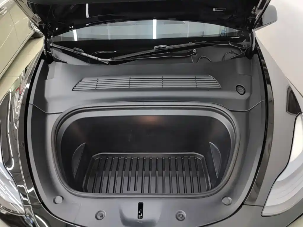 Tesla Model Y — миниатюра 20