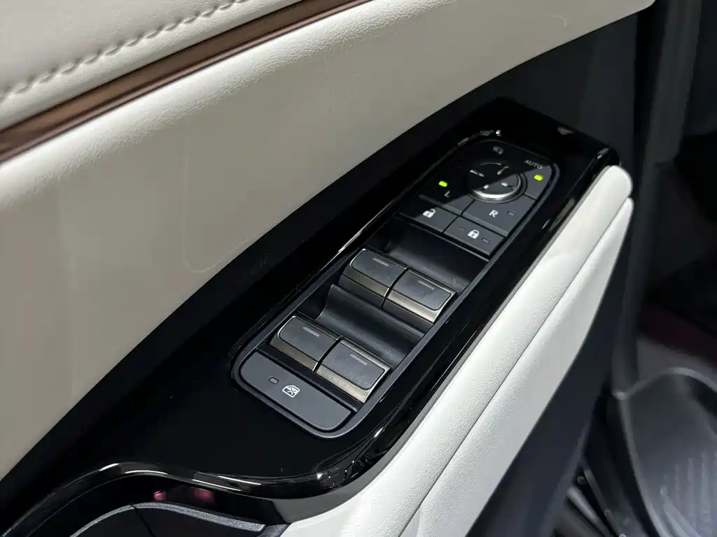 Lexus LM — миниатюра 9