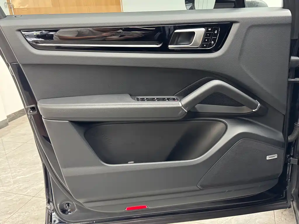 Porsche Cayenne — миниатюра 16