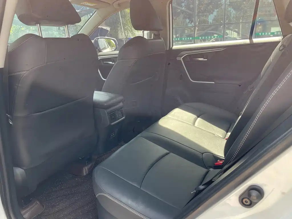 Toyota RAV4 — миниатюра 8