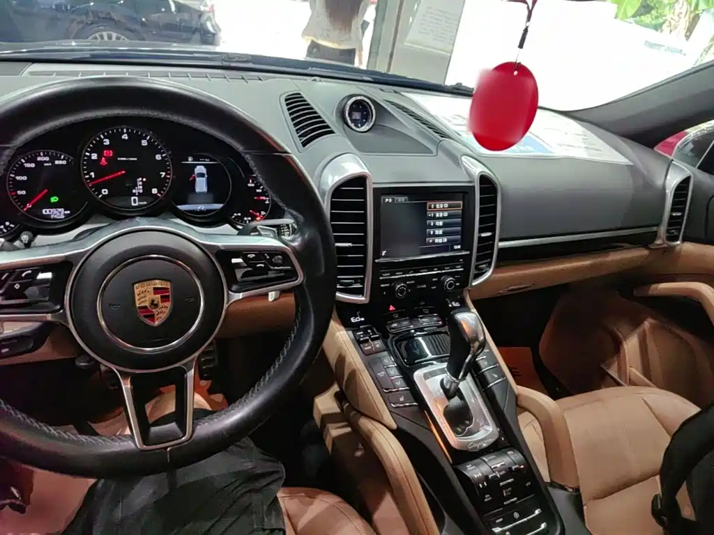 Porsche Cayenne — миниатюра 10