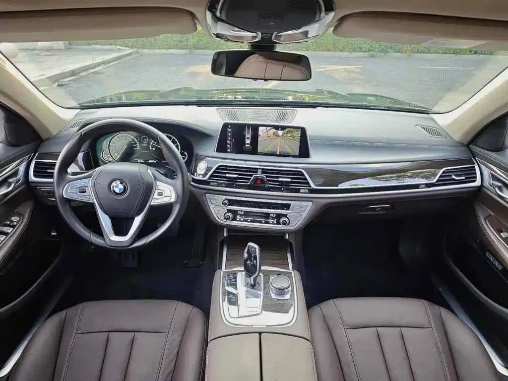 BMW 7 Series — миниатюра 9