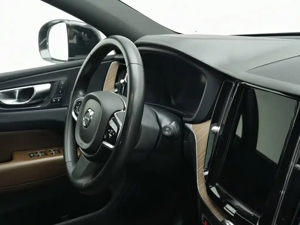 Volvo XC60 PHEV — миниатюра 22