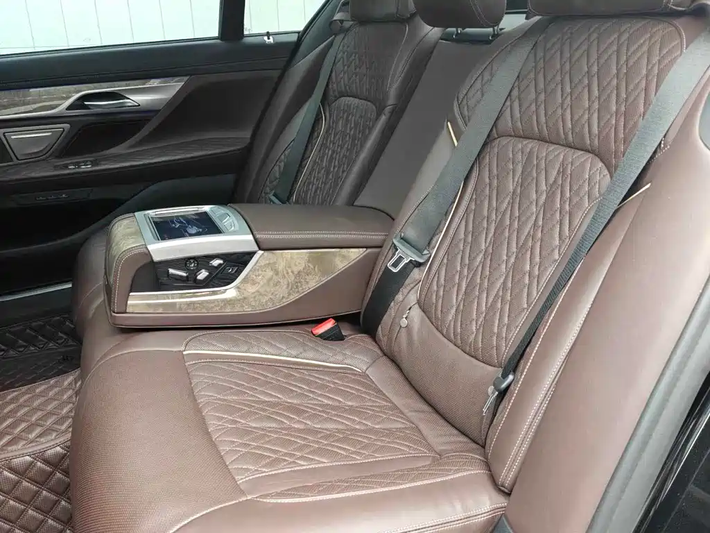 BMW 7 Series — миниатюра 6