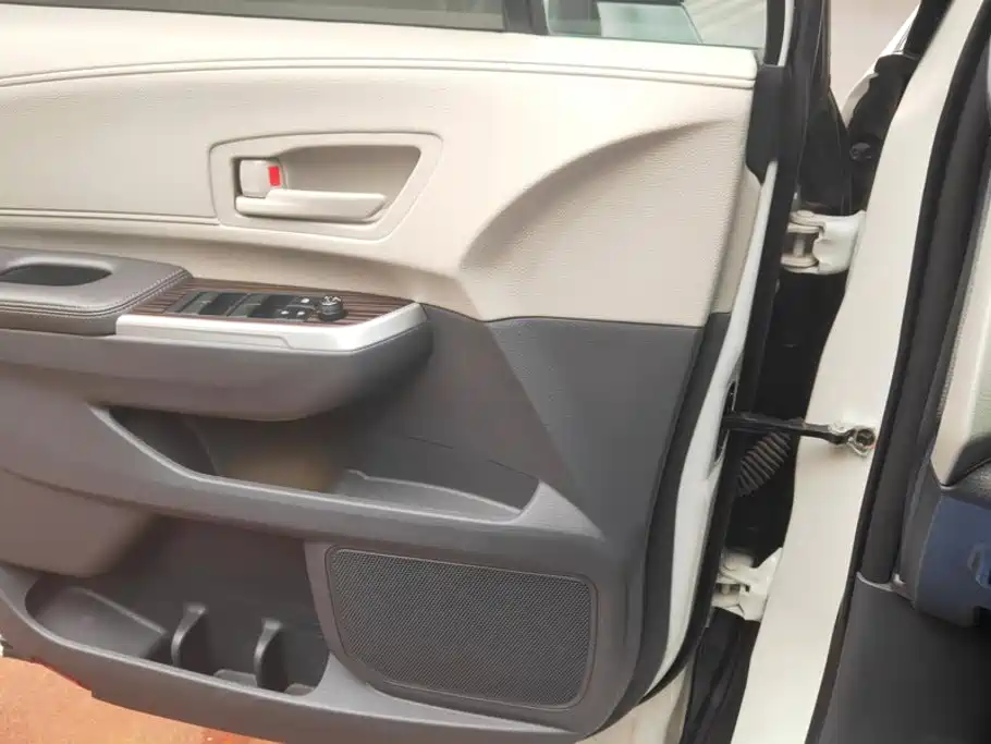 Toyota Granvia — миниатюра 7
