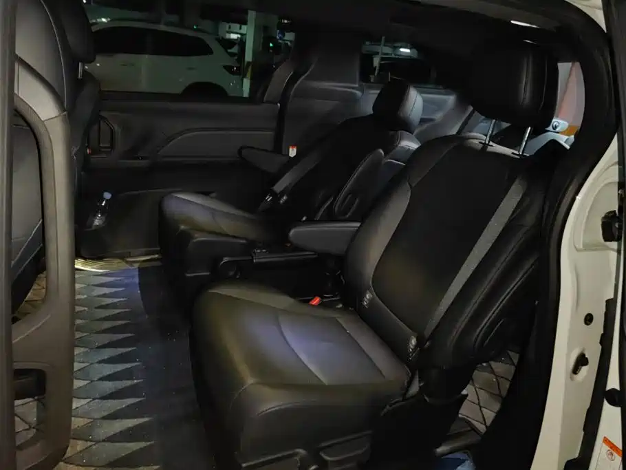 Toyota Granvia — миниатюра 11