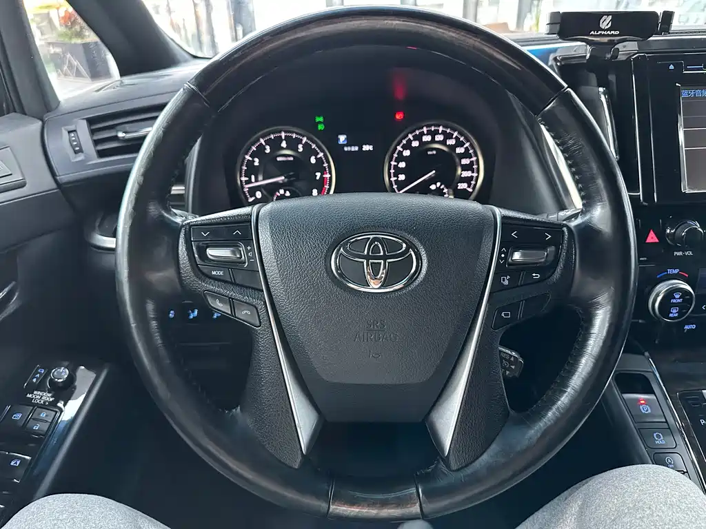 Toyota Alphard — миниатюра 12