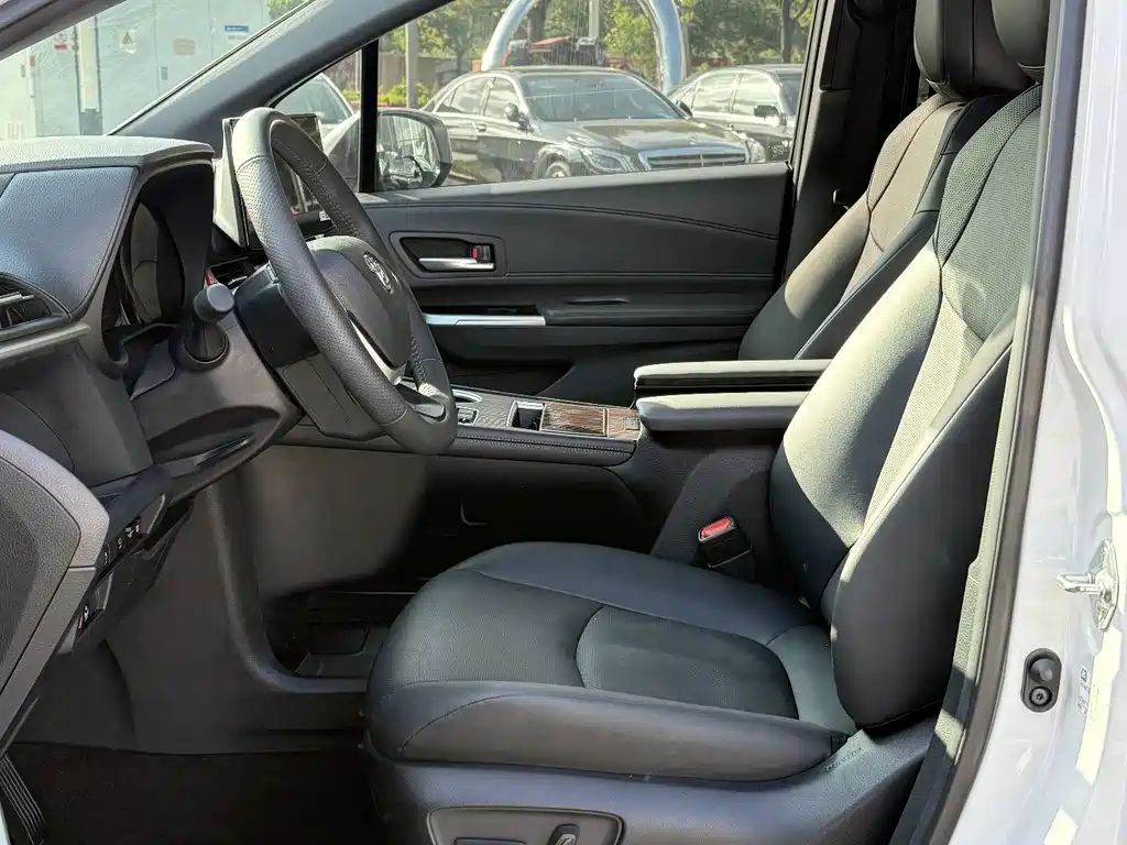 Toyota Granvia — миниатюра 5