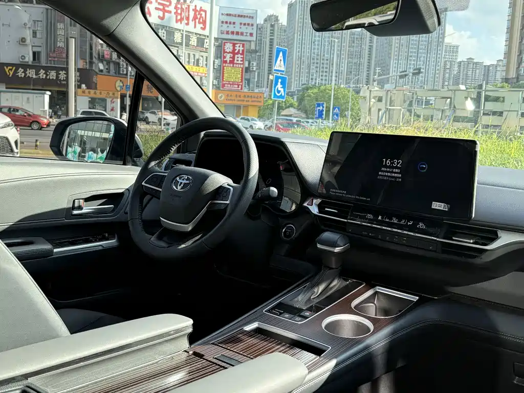 Toyota Granvia — миниатюра 17