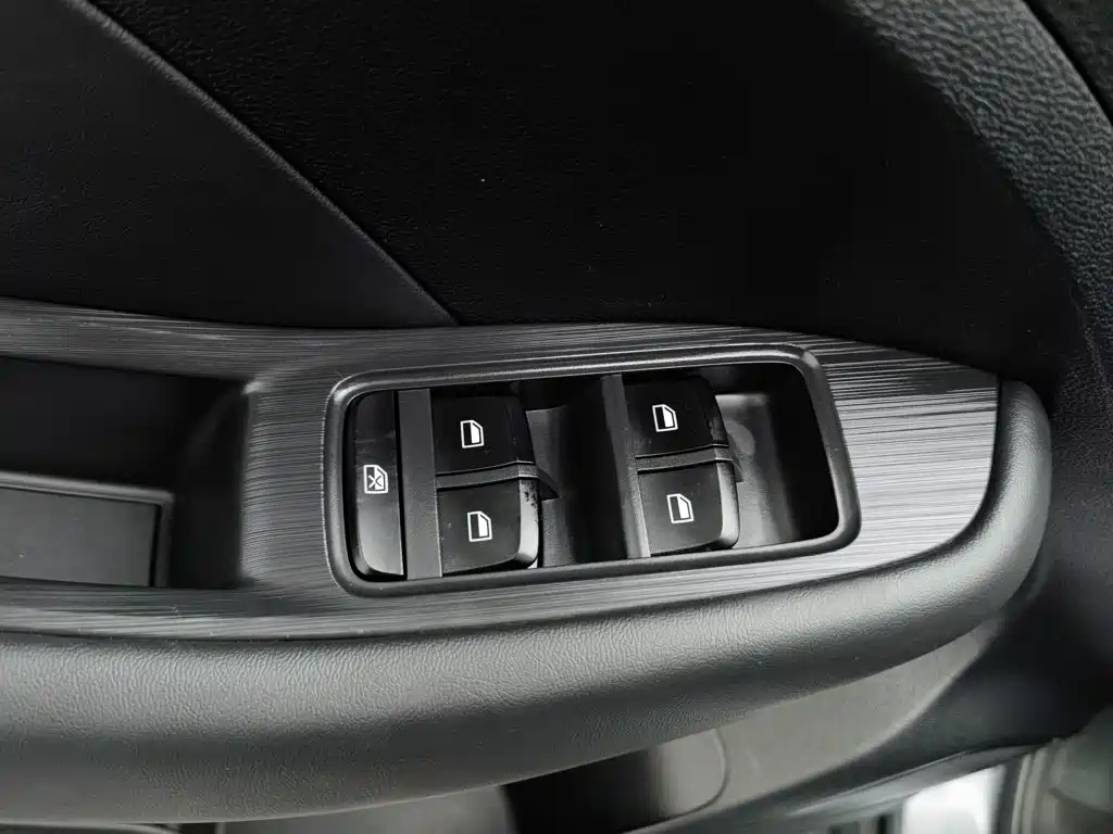 Roewe RX3 — миниатюра 9