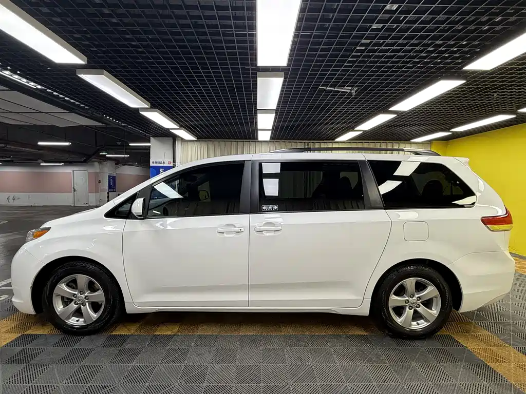 Toyota Sienna 3.5L 2WD LE, фото 12