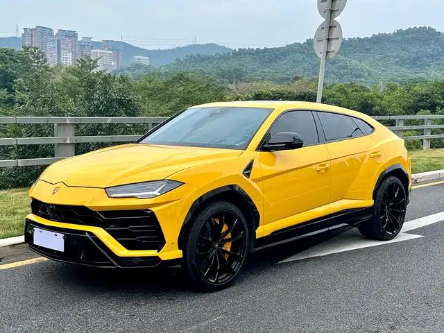 LAMBORGHINI URUS 2021