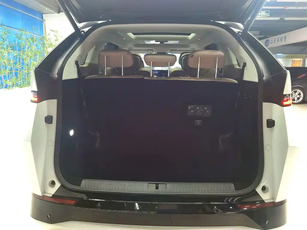 XPeng X9 — миниатюра 17