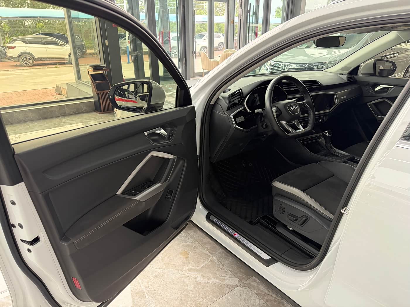 Audi Q3 1.4 л 2023 г. Белый, пробег 44000 км