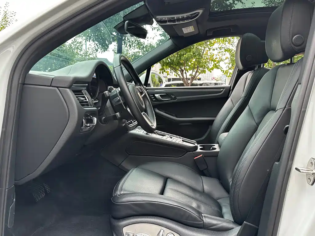 Porsche Macan — миниатюра 7