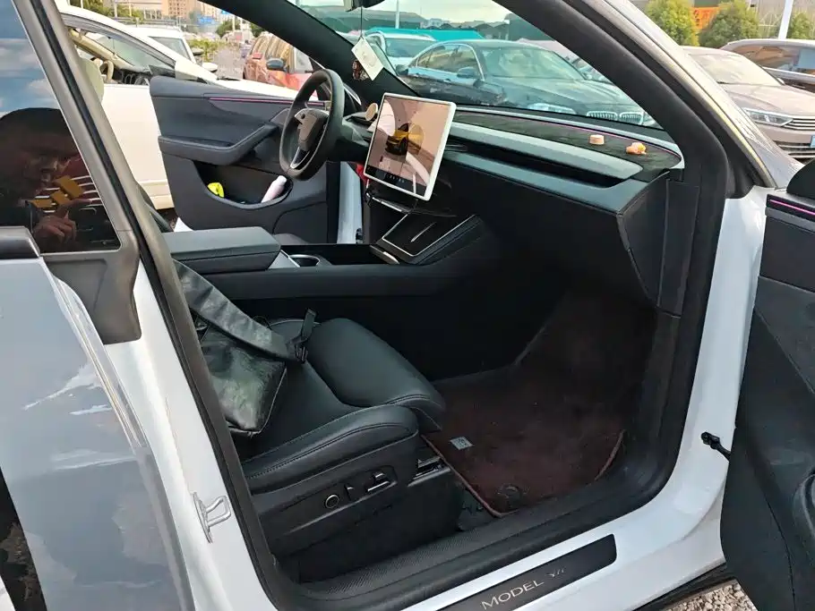 Tesla Model Y L — миниатюра 8