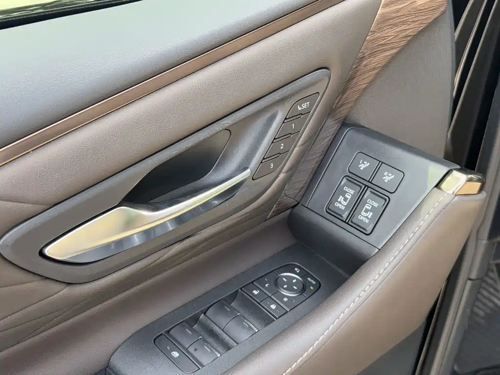 Toyota Vellfire — миниатюра 10