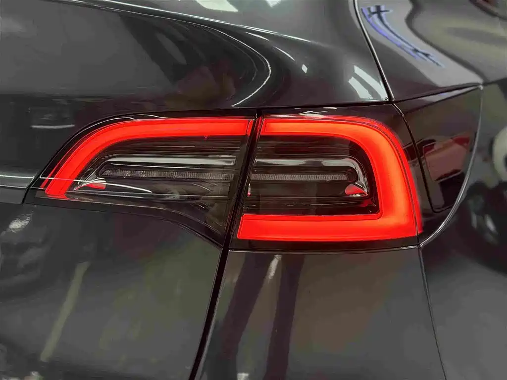 Tesla Model Y — миниатюра 8