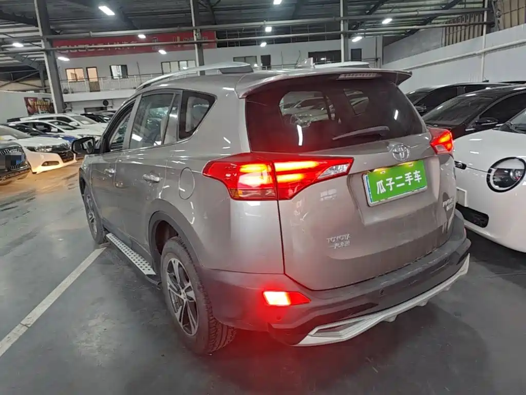Toyota RAV4 — миниатюра 5
