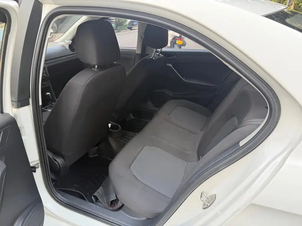 Volkswagen Jetta — миниатюра 6